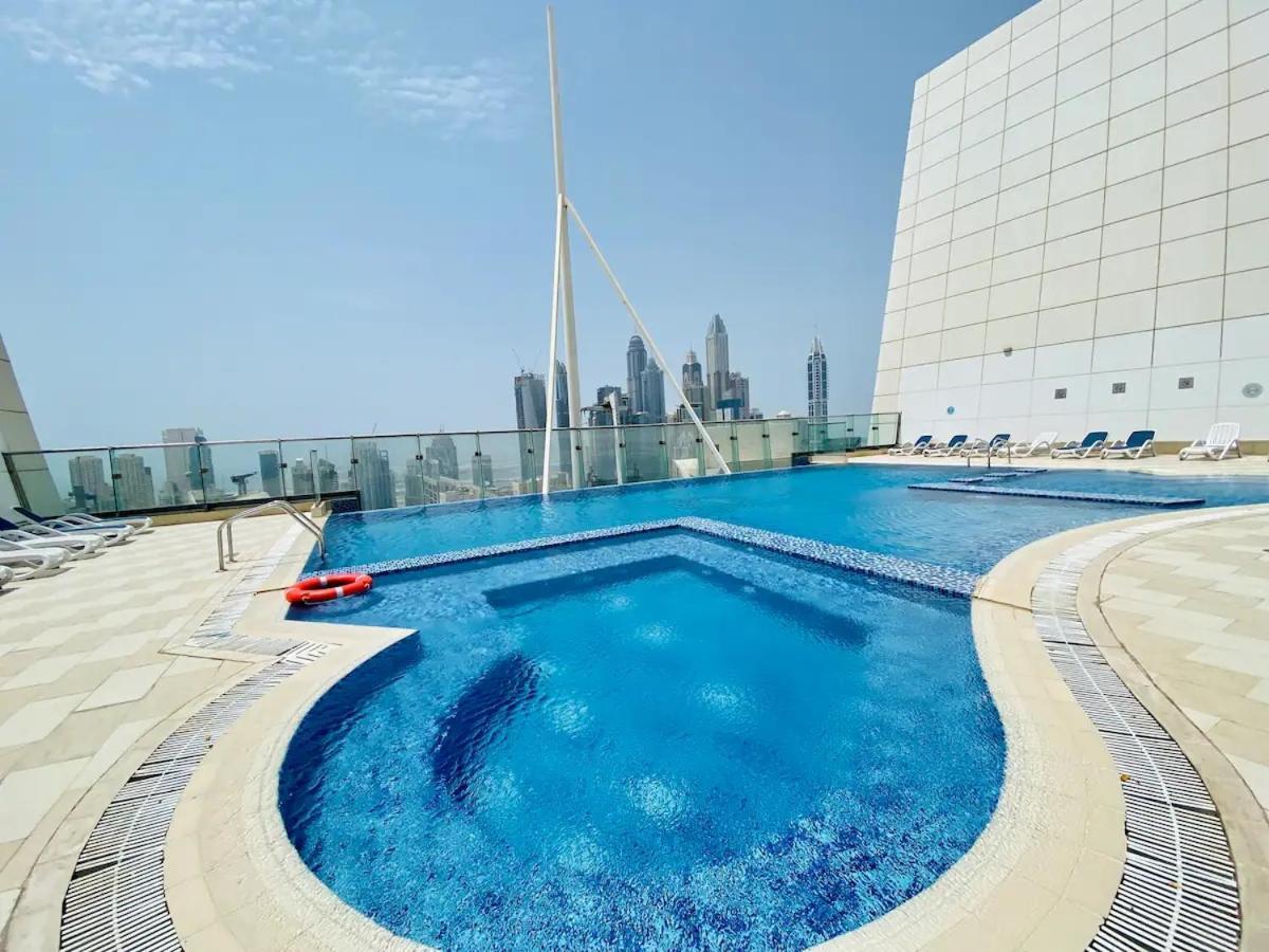 Upscale Studio Full Lake View In Goldcrest View Tower Dubai Buitenkant foto
