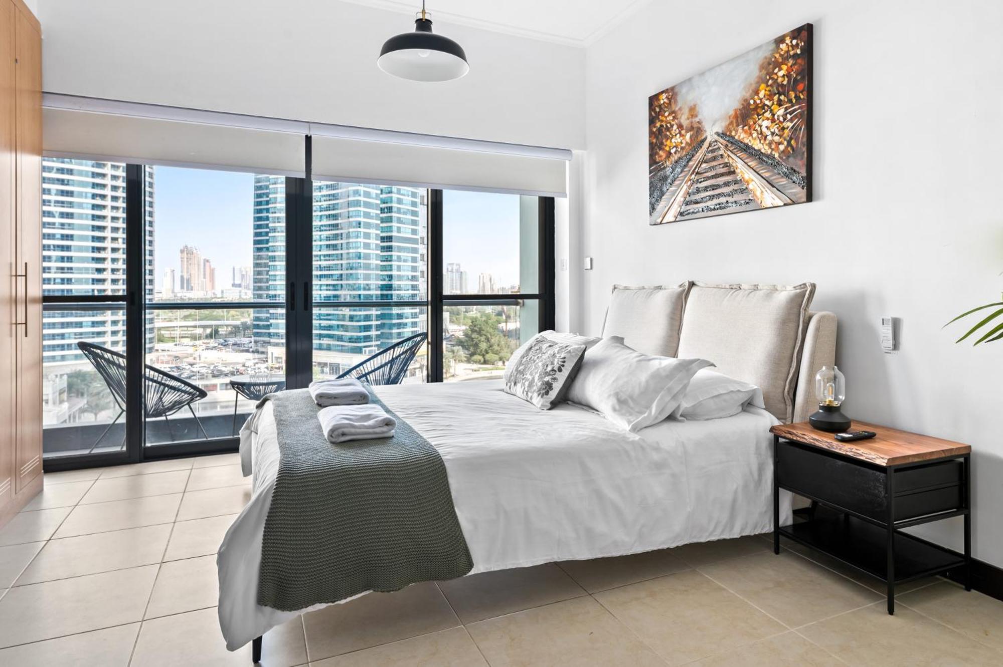Upscale Studio Full Lake View In Goldcrest View Tower Dubai Buitenkant foto