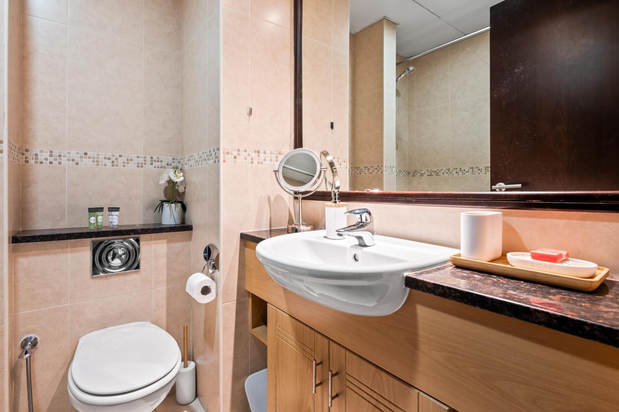 Upscale Studio Full Lake View In Goldcrest View Tower Dubai Buitenkant foto