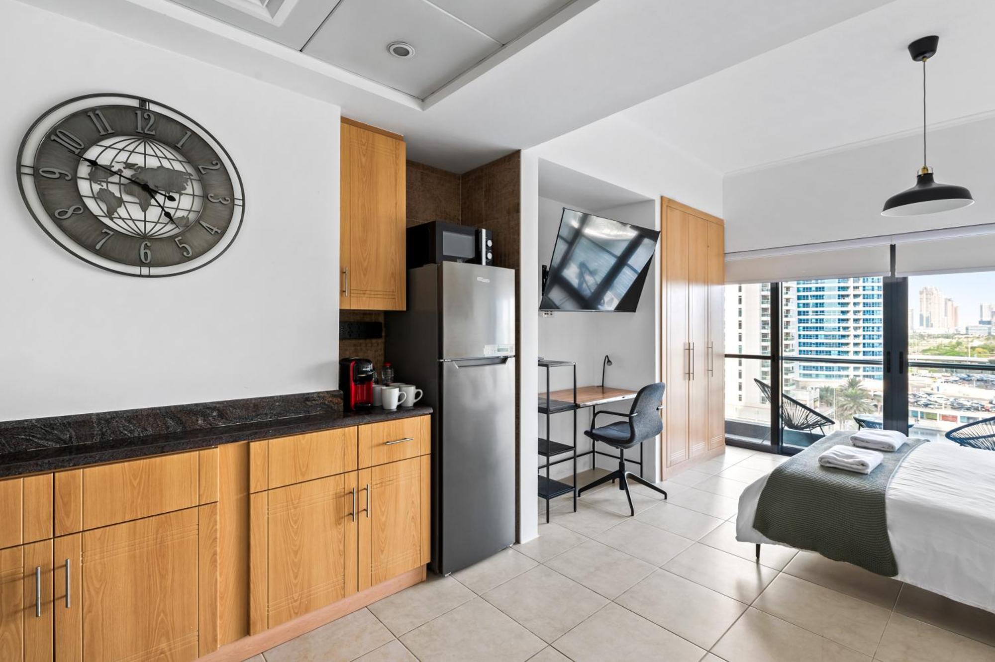 Upscale Studio Full Lake View In Goldcrest View Tower Dubai Buitenkant foto