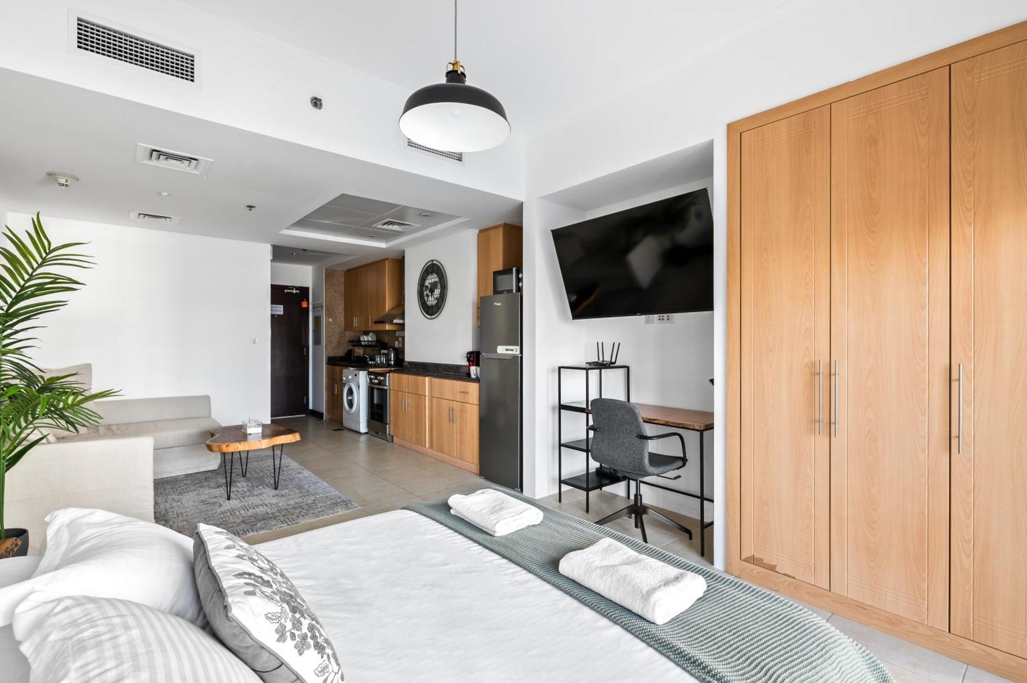 Upscale Studio Full Lake View In Goldcrest View Tower Dubai Buitenkant foto