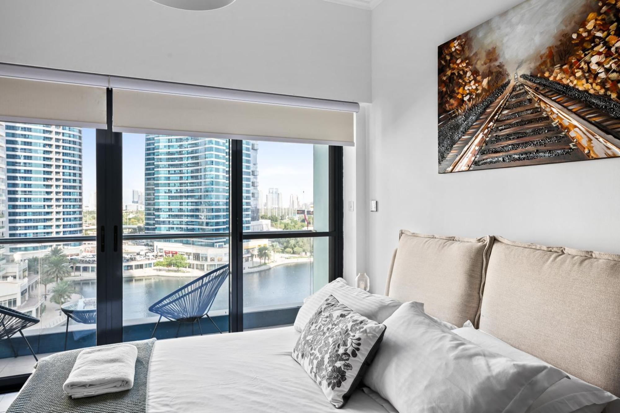 Upscale Studio Full Lake View In Goldcrest View Tower Dubai Buitenkant foto