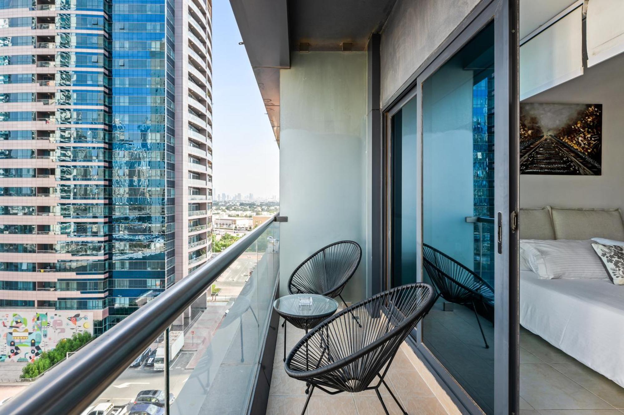 Upscale Studio Full Lake View In Goldcrest View Tower Dubai Buitenkant foto