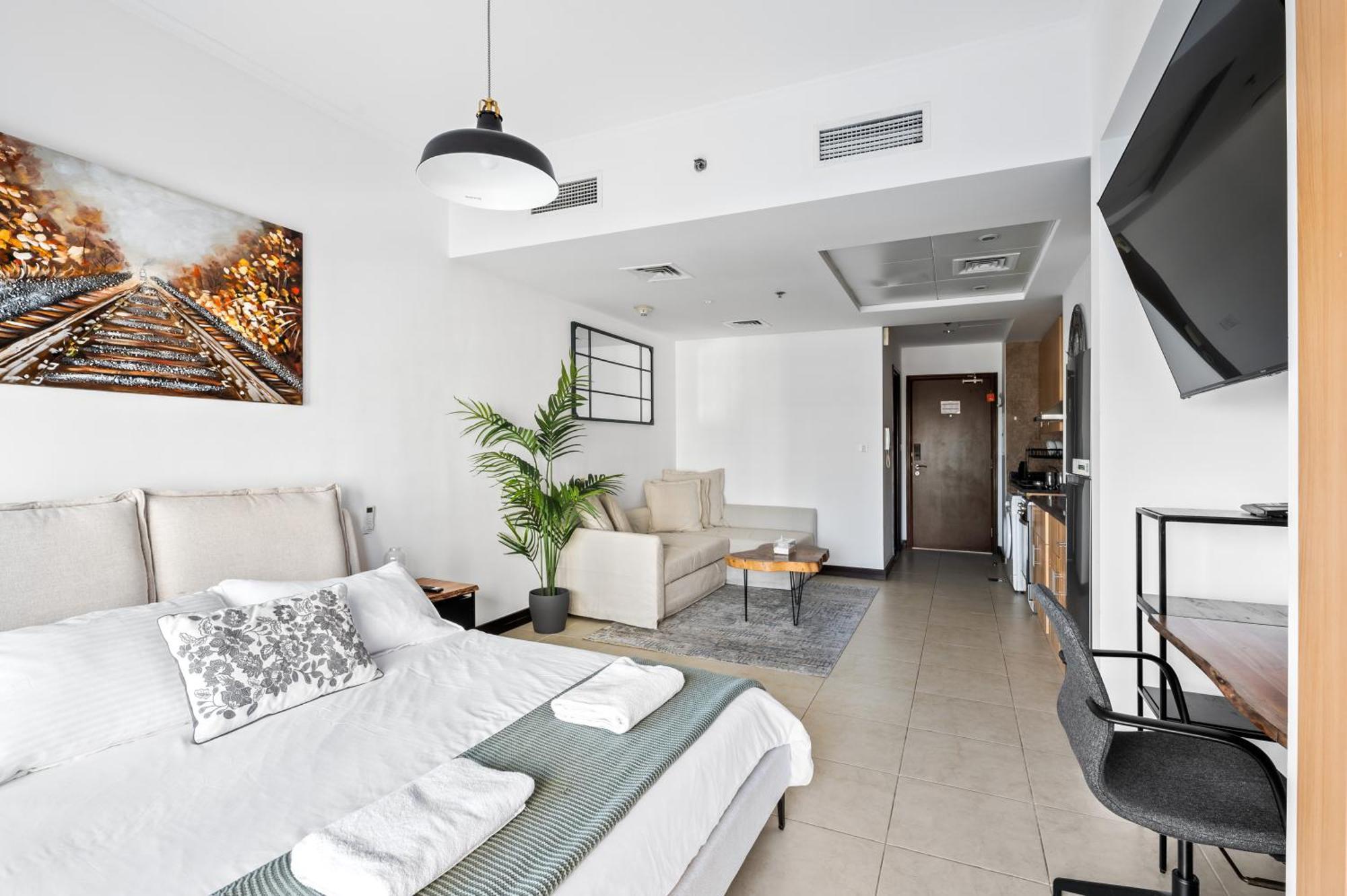 Upscale Studio Full Lake View In Goldcrest View Tower Dubai Buitenkant foto