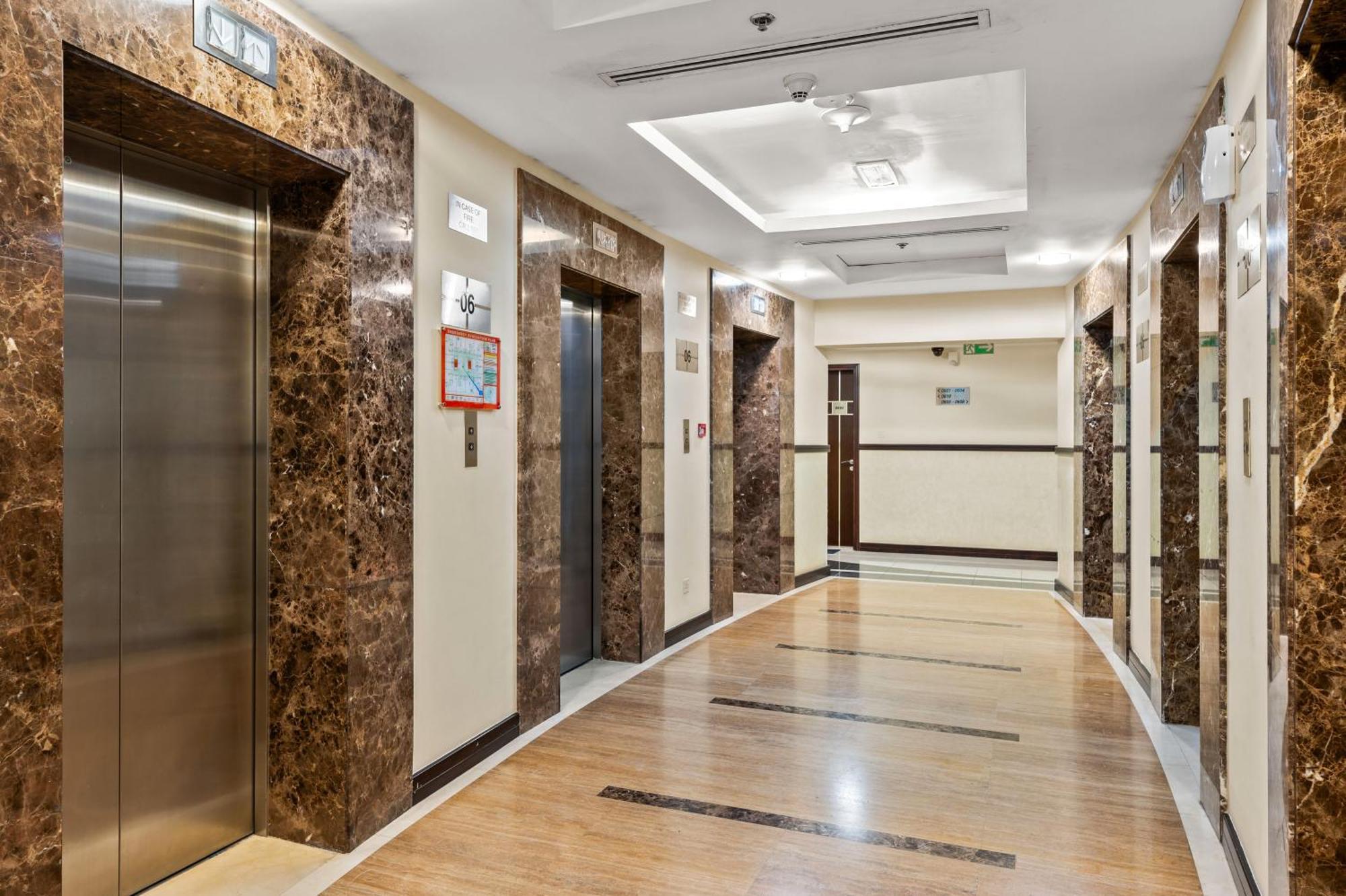 Upscale Studio Full Lake View In Goldcrest View Tower Dubai Buitenkant foto
