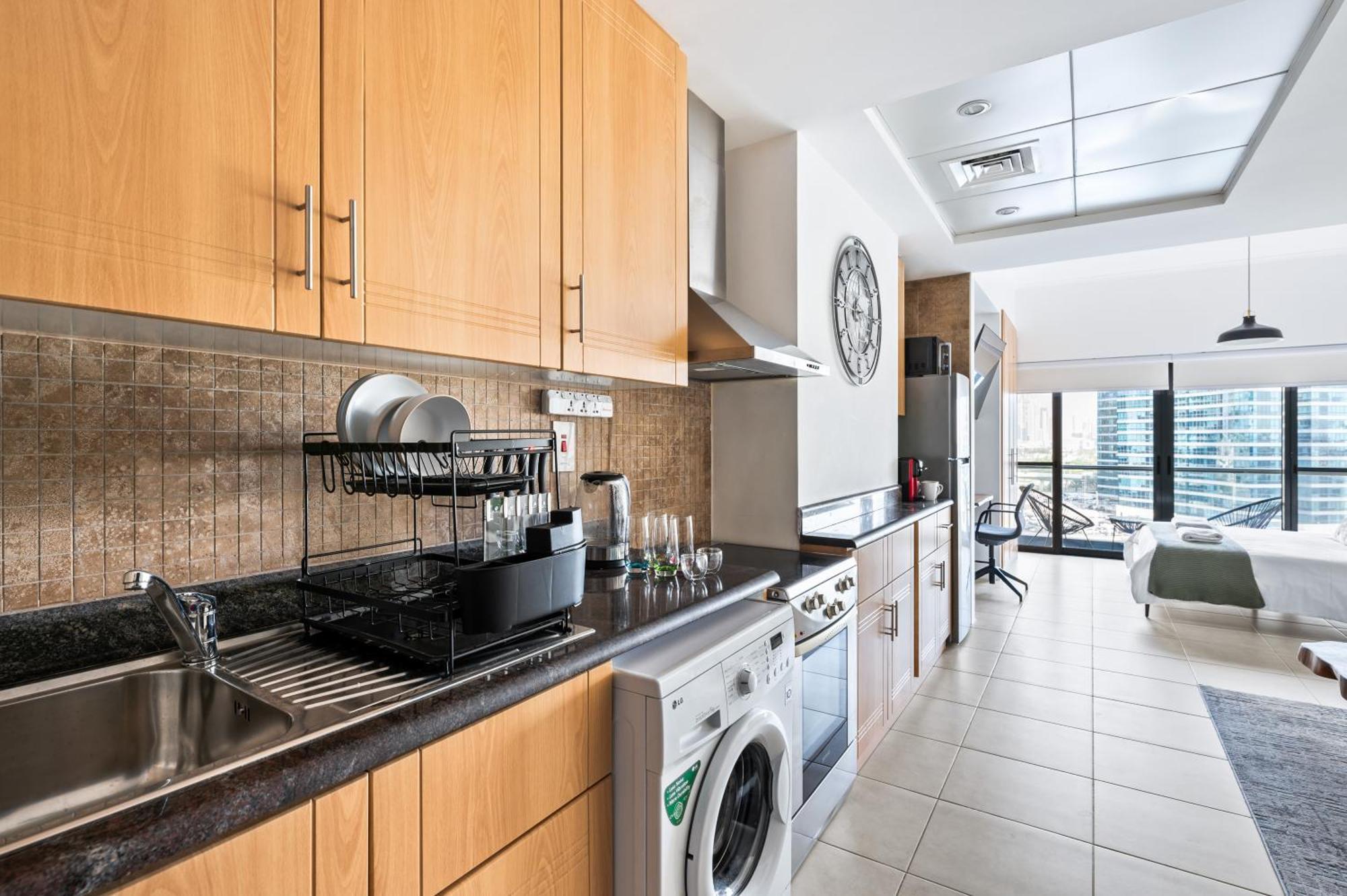 Upscale Studio Full Lake View In Goldcrest View Tower Dubai Buitenkant foto