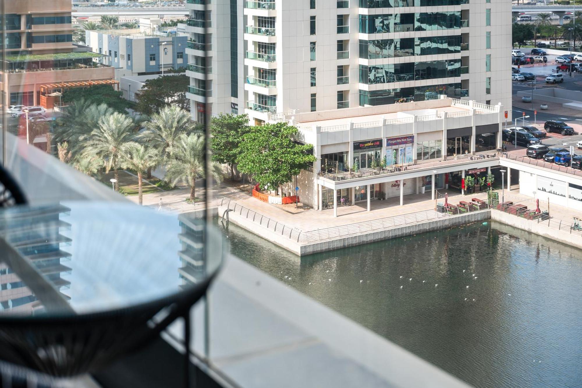 Upscale Studio Full Lake View In Goldcrest View Tower Dubai Buitenkant foto