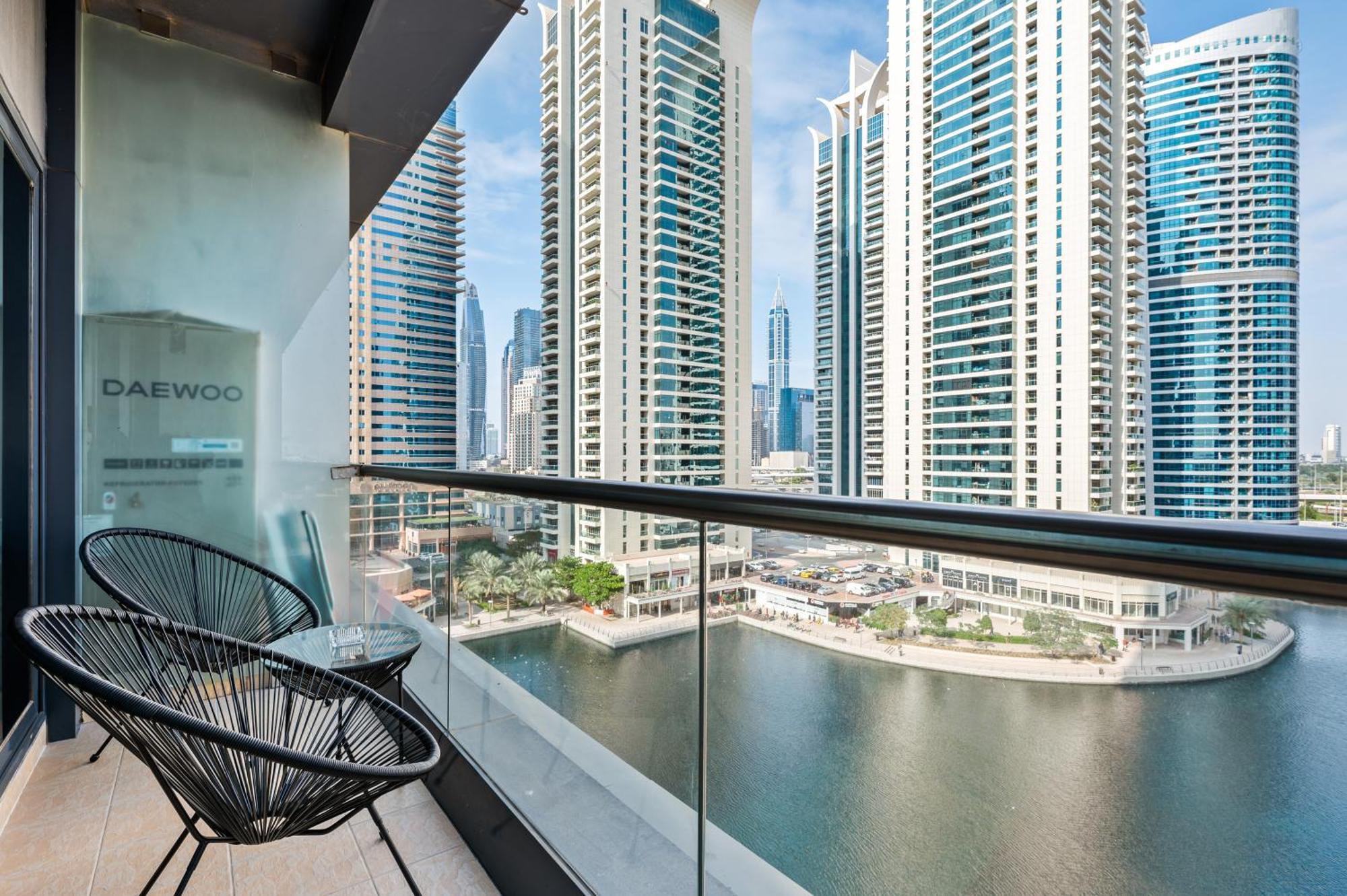 Upscale Studio Full Lake View In Goldcrest View Tower Dubai Buitenkant foto