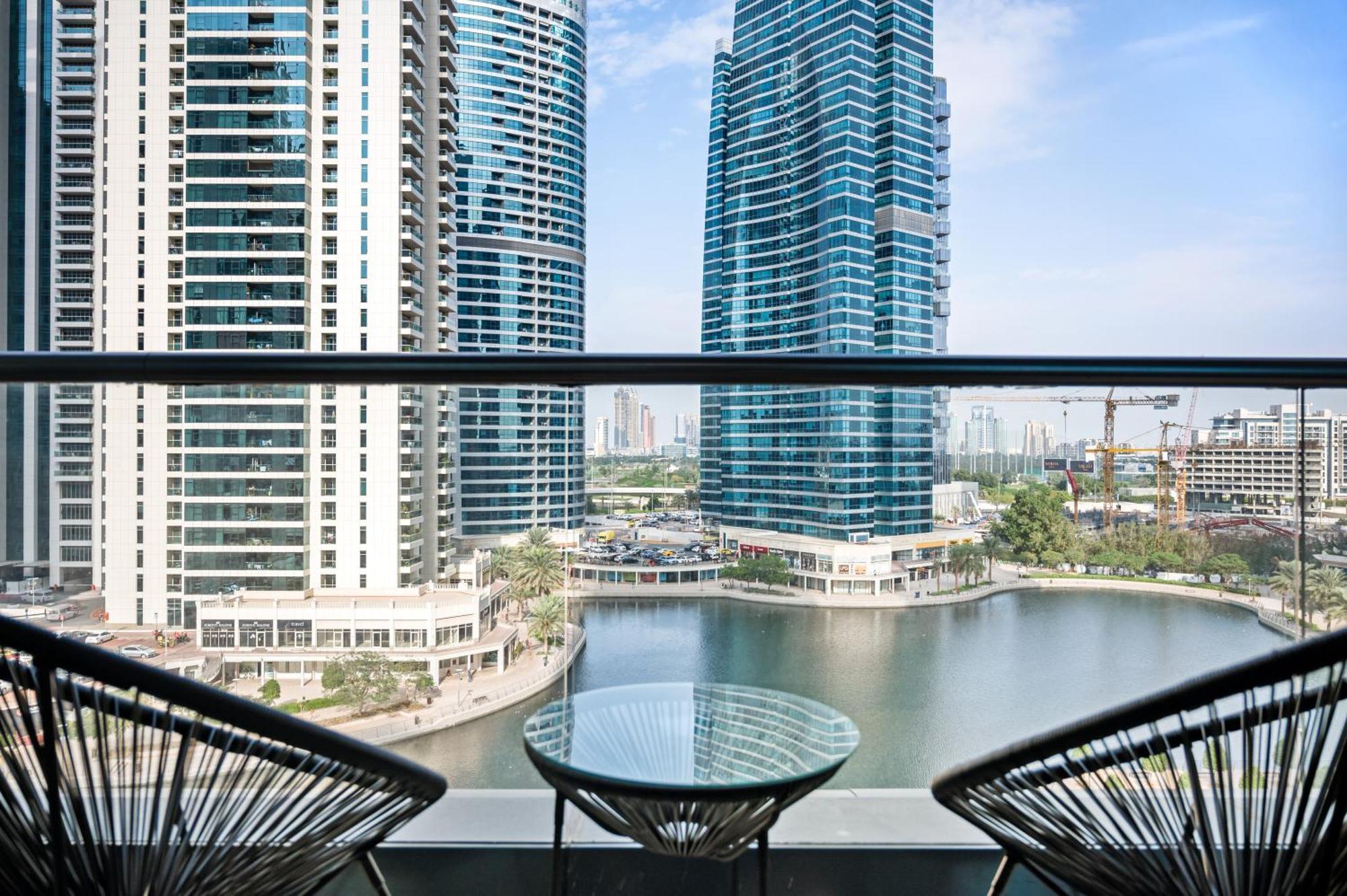 Upscale Studio Full Lake View In Goldcrest View Tower Dubai Buitenkant foto